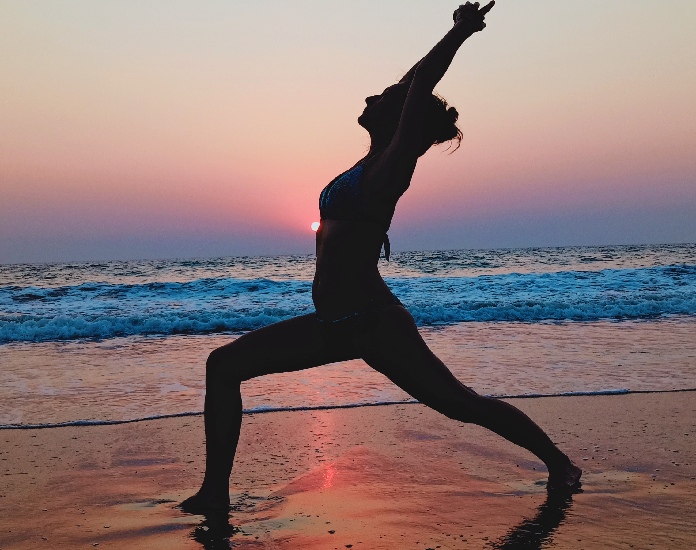 Kaja med izvajanjem joge na plaži